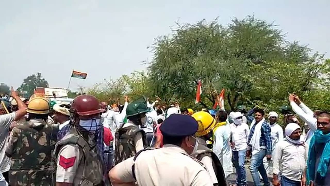 হাসপাতাল উদ্বোধনে এসে মুখ্যমন্ত্রীকে লক্ষ্য করে ইটবৃষ্টি, অভিযোগ দায়ের ৩৫০ কৃষকের বিরুদ্ধে