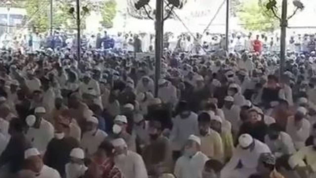 শিকেয় সামাজিক দূরত্ব, রমজানের শেষ শুক্রবারের নমাজ পড়তে গাদাগাদি ভিড় মক্কা মসজিদে