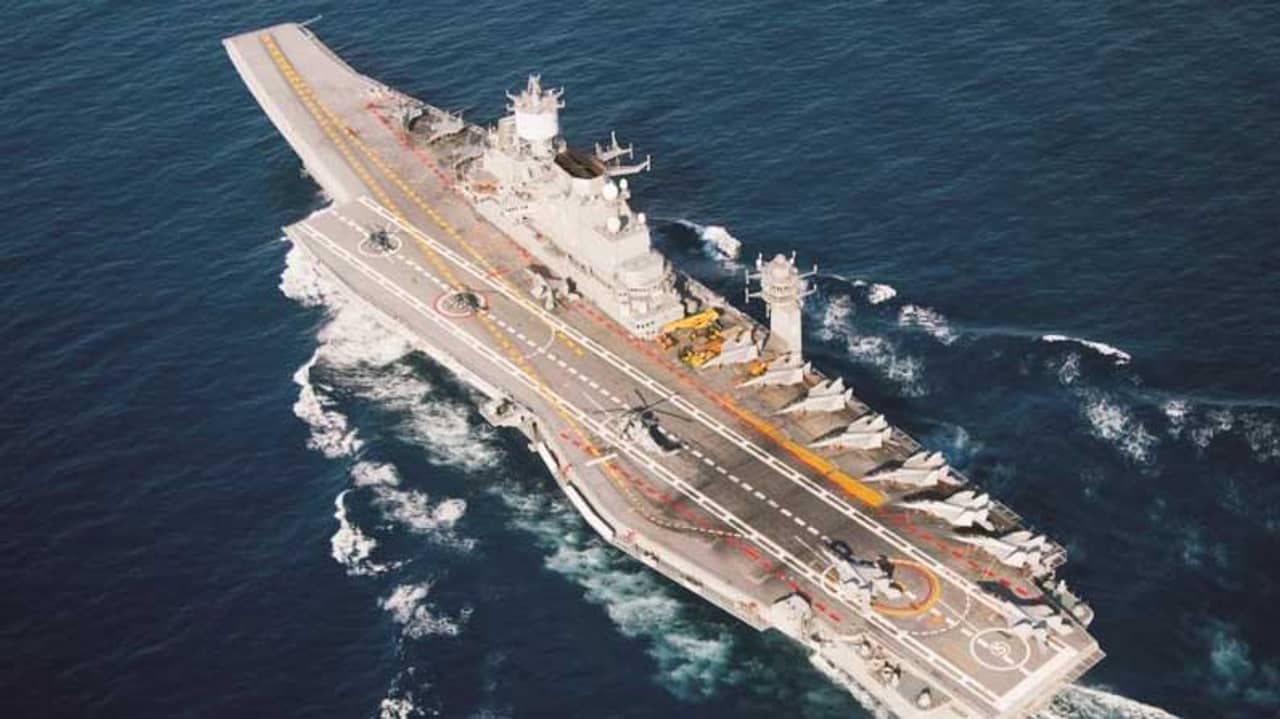 সাত সকালে আইএনএস বিক্রমাদিত্যে আগুন, পরিস্থিতি মোকাবিলায় নৌ-সেনা