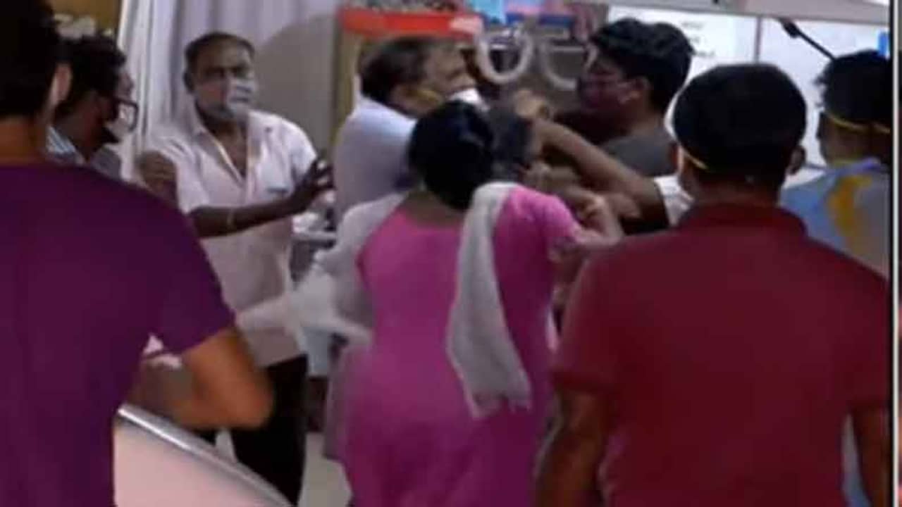 হাসপাতালের গাফিলতিতে রোগী মৃত্যুর অভিযোগ, তুলকালাম নরেন্দ্রপুরে