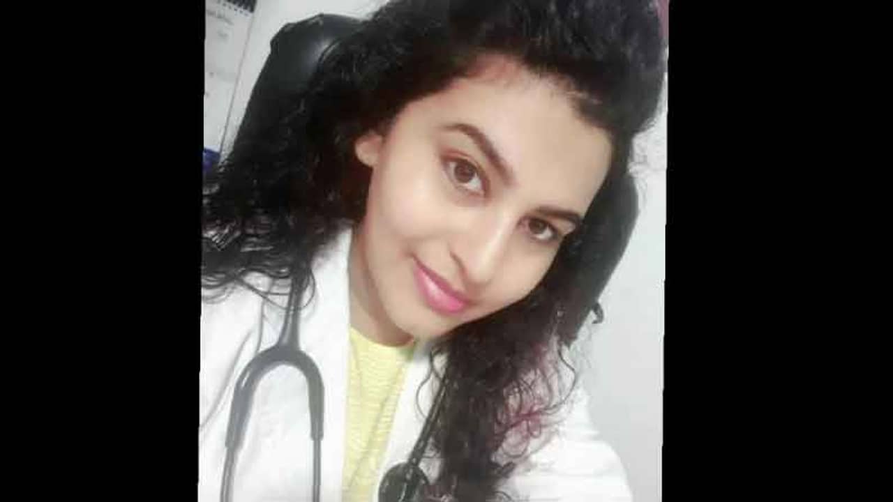 মানবতাই সর্বশ্রেষ্ঠ ধর্ম, মৃত্যু পথযাত্রী মুসলিম কোভিড রোগীর কানে কলমা পড়ে শোনালেন হিন্দু চিকিৎসক