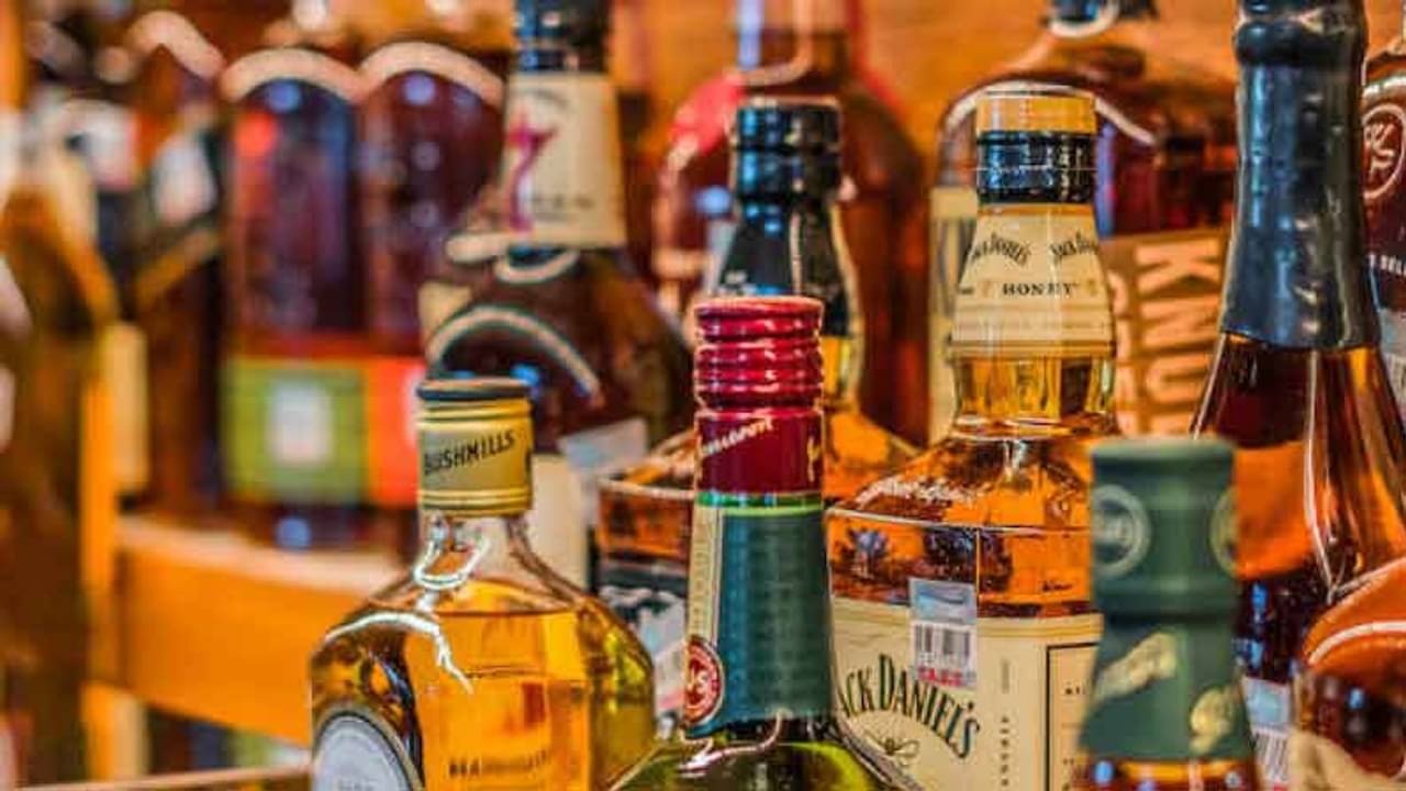 সুরাপ্রেমীদের জন্য সুখবর, রাত ৩টে পর্যন্ত মদ মিলবে বারে