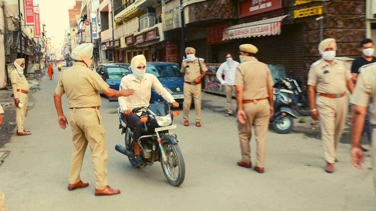 Corona Cases and Lockdown News: দৈনিক আক্রান্তের থেকে বেশি সুস্থতার সংখ্যা, টানা  ৩দিন মৃতের সংখ্যা পার করল ৪ হাজারের গণ্ডি
