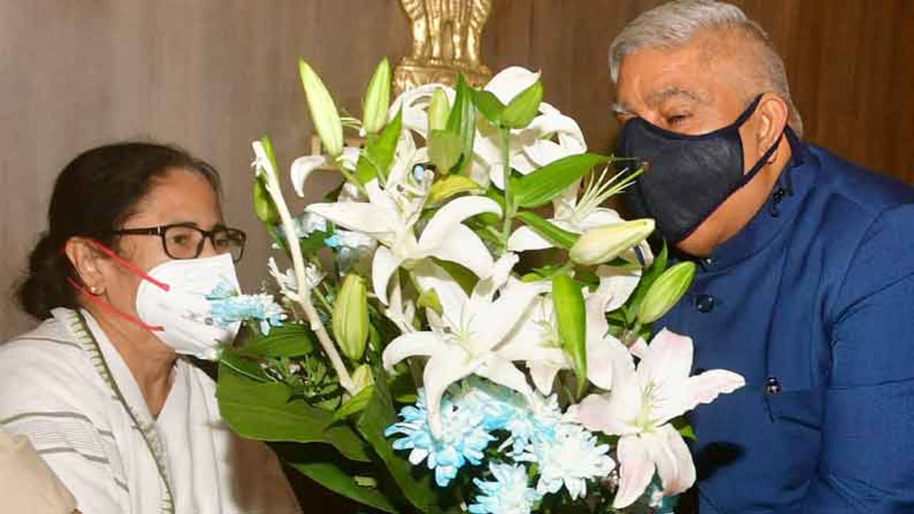 বেসামাল করোনা! ল্যান্ডস্লাইড ভিকট্রি পেয়েও অনাড়ম্বর ও সংক্ষিপ্ত শপথগ্রহণ অনুষ্ঠান মমতার