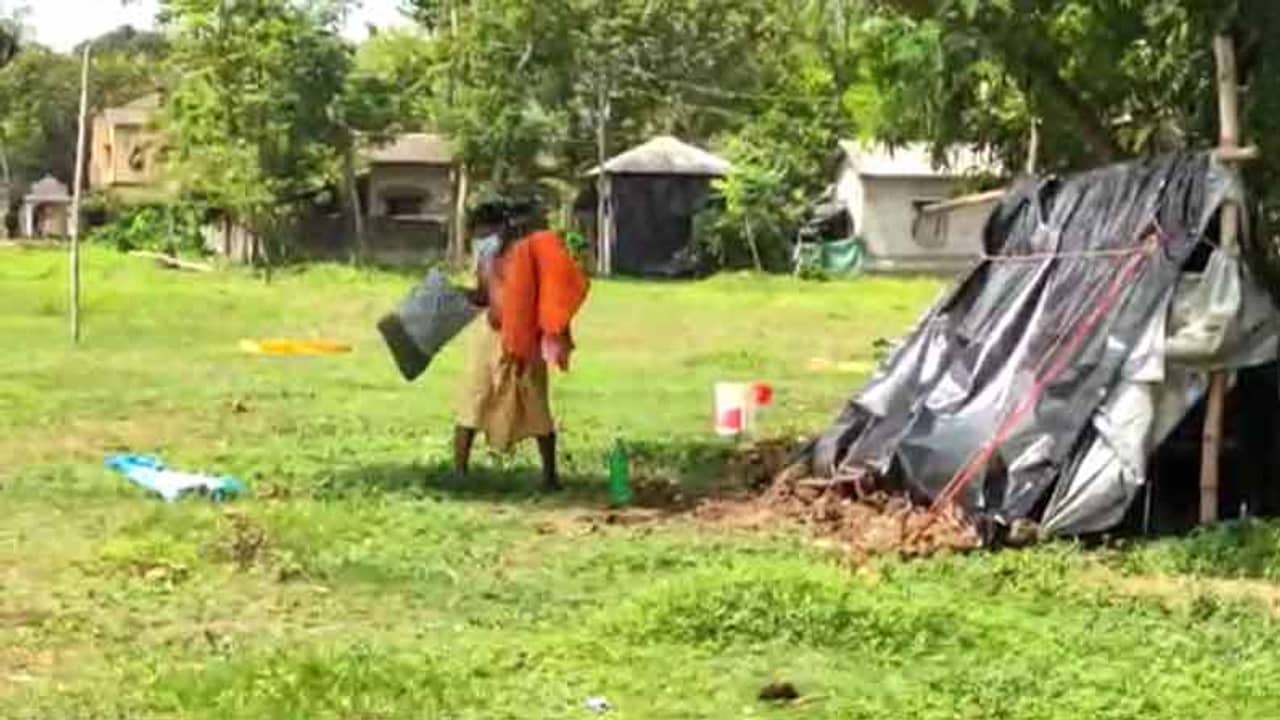 এগিয়ে আসছে না কেউ, কোভিড আক্রান্ত আইআইটি কর্মীর নিভৃতবাস মাঠেই