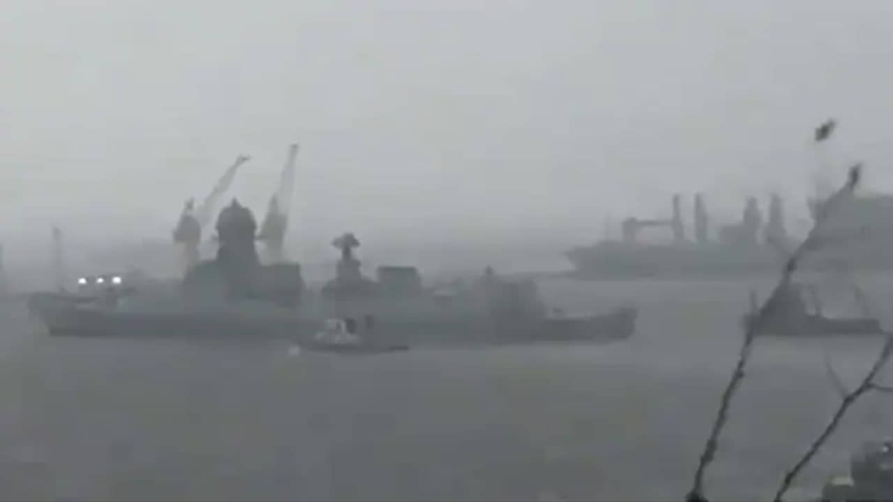 যমে-মানুষে লড়াই, প্রবল ঘূর্ণিঝড়ে উত্তাল সমুদ্র থেকে ৬০ জনকে বাঁচাল নৌ-সেনা