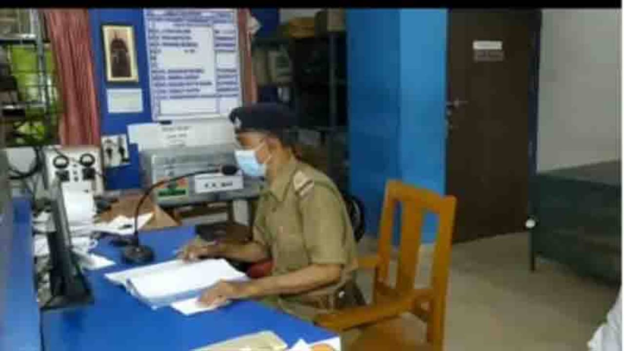 মাইক্রোফোনেই শুনছেন অভিযোগ, কোভিড রুখতে অভিনব উদ্যোগ থানায়