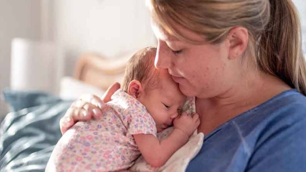 নতুন মায়েরা সন্তানের পাশাপাশি নিজেদেরও যত্ন নিন, অতি অবশ্যই খেয়াল রাখুন এই ৬টি বিষয়