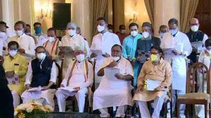 একে একে শপথবাক্য পাঠ করলেন টিম মমতার ৪৩ মন্ত্রী 