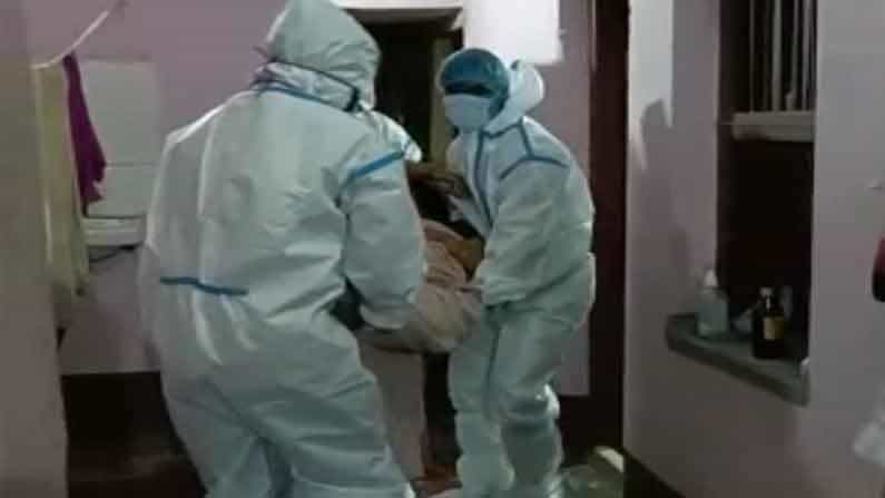 ঘণ্টার পর ঘণ্টা বাড়িতে পড়ে করোনা রোগীর দেহ, চরম নাকাল পরিবার ঘণ্টার পর ঘণ্টা বাড়িতে পড়ে করোনা রোগীর দেহ, চরম নাকাল পরিবার