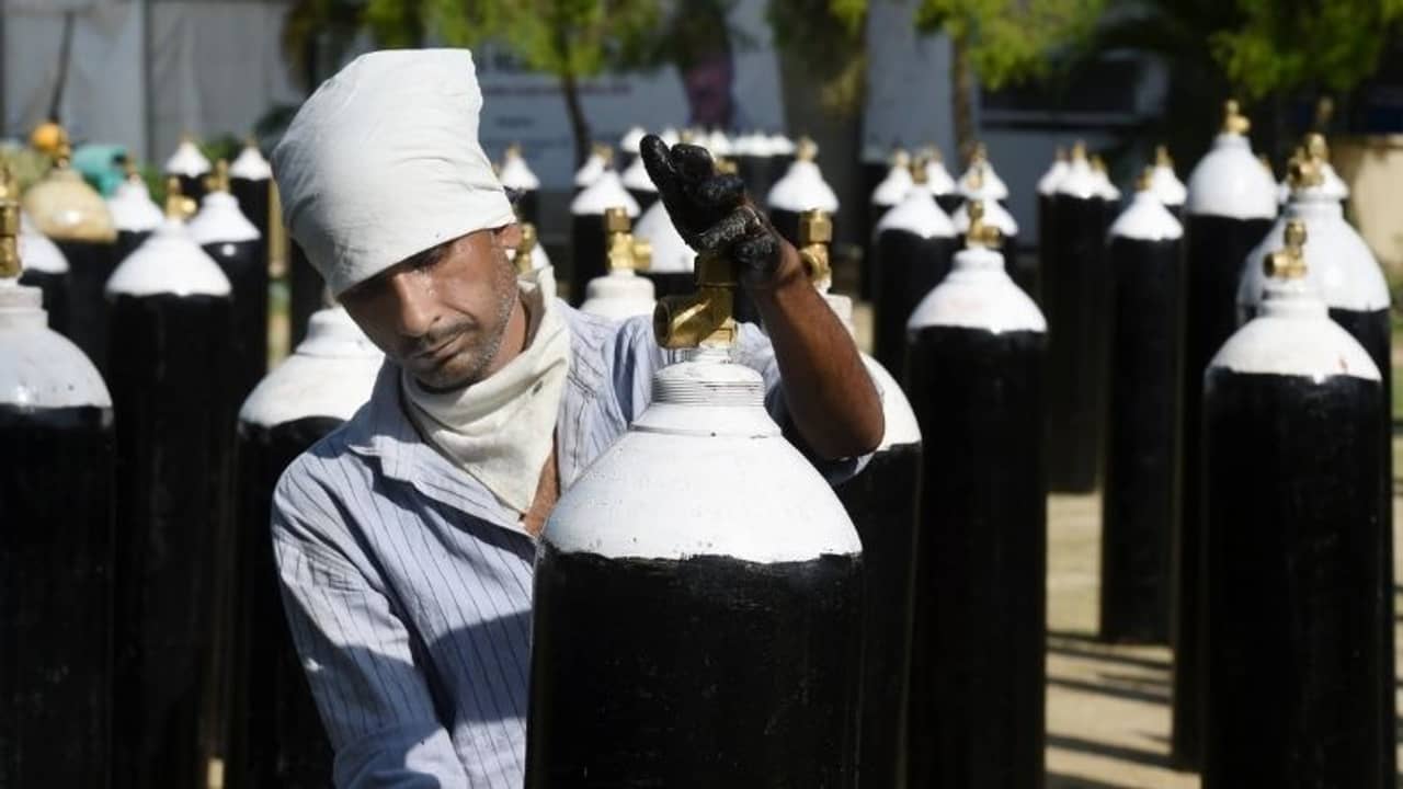 করোনাকালে আরও কঠোর দিল্লি সরকার, বেঁধে দেওয়া হল অক্সিজেন সিলিন্ডার সরবরাহের মূল্যও