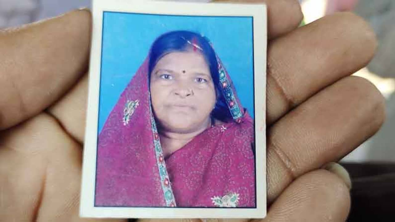 বাড়ির সামনে মুড়ি মুড়কির মত বোমাবাজি, আতঙ্কে হৃদরোগে মৃত্যু প্রৌঢ়ার