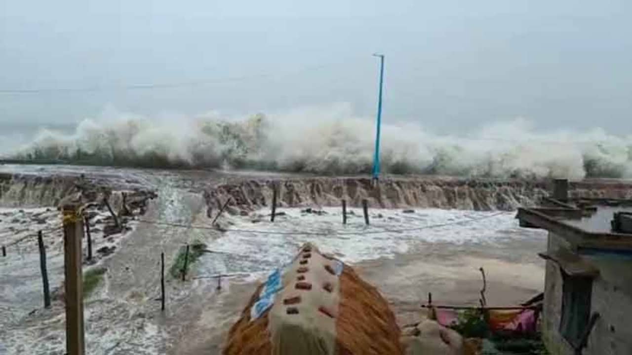 ল্যান্ডফলের আগেই ইয়াসের দাপট দেখানো শুরু, বাঁধ টপকে জল ঢুকছে তাজপুর, দিঘার গ্রামে