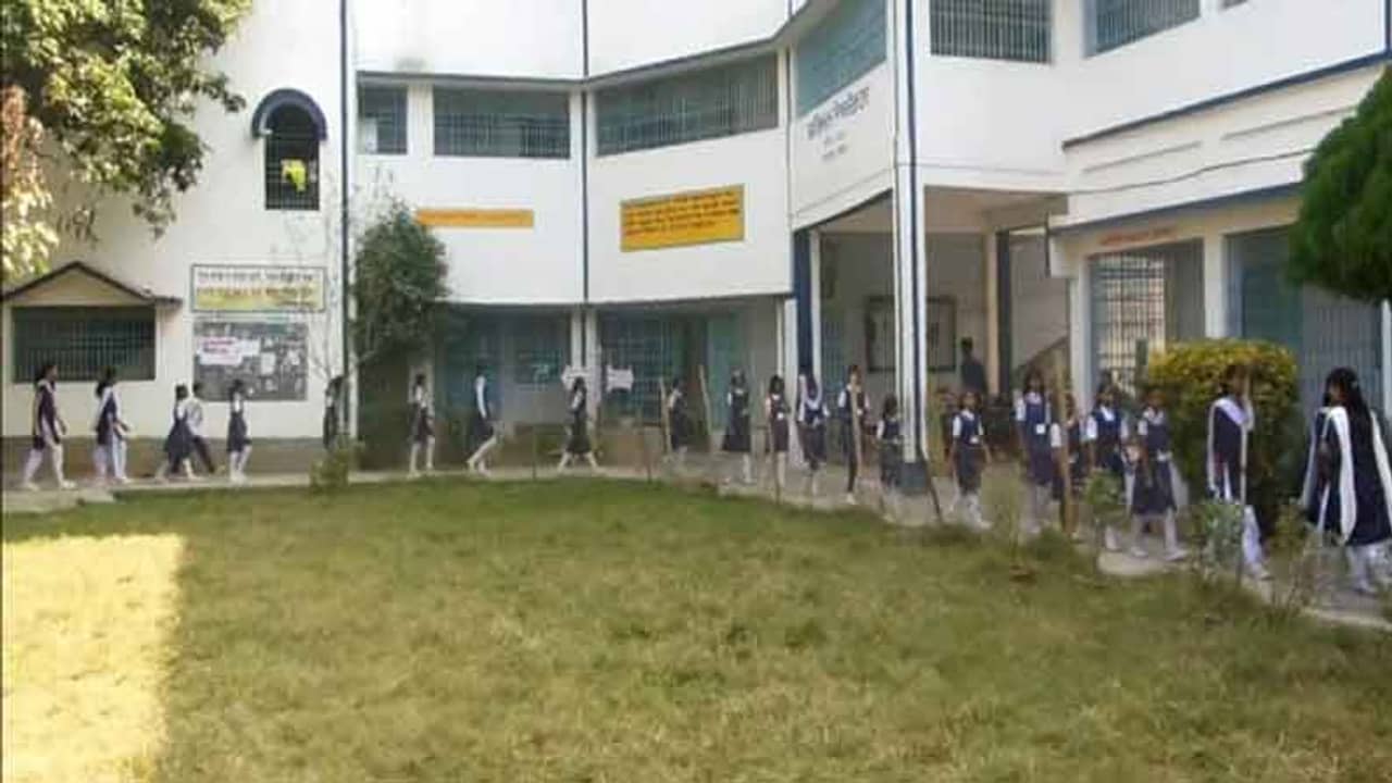 অতিমারিতে বন্ধ স্কুল, সেখানেই ভাড়া নিয়ে সংসার পেতেছেন প্রভাবশালী