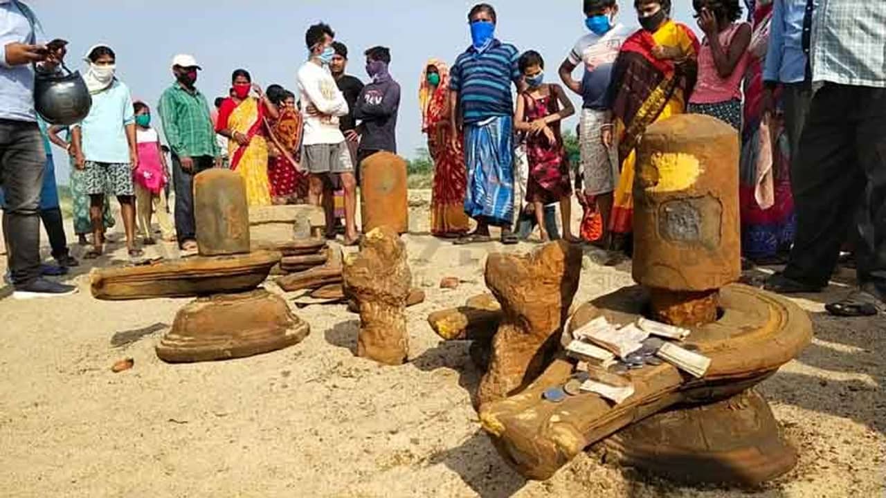 অজয়ের চর খুঁড়তেই একের পর এক শিবলিঙ্গ; মহামারী থেকে বাঁচাতে পাতাল ফুঁড়ে উঠে এসেছেন মহাদেব, বলছেন স্থানীয়রা