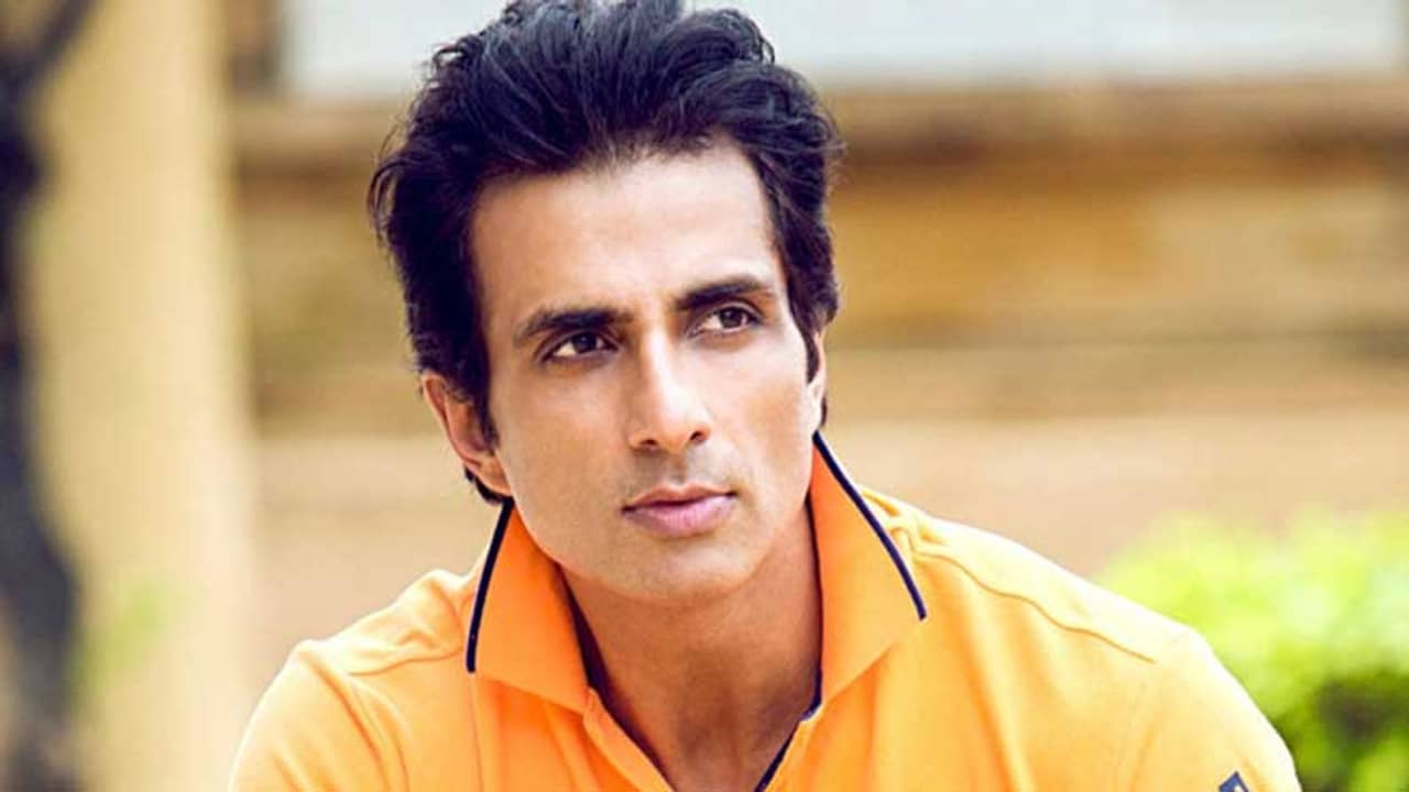 সোনুর প্রতি ভালবাসা প্রকাশে পোস্টারে দুধ ঢাললেন ভক্তরা!