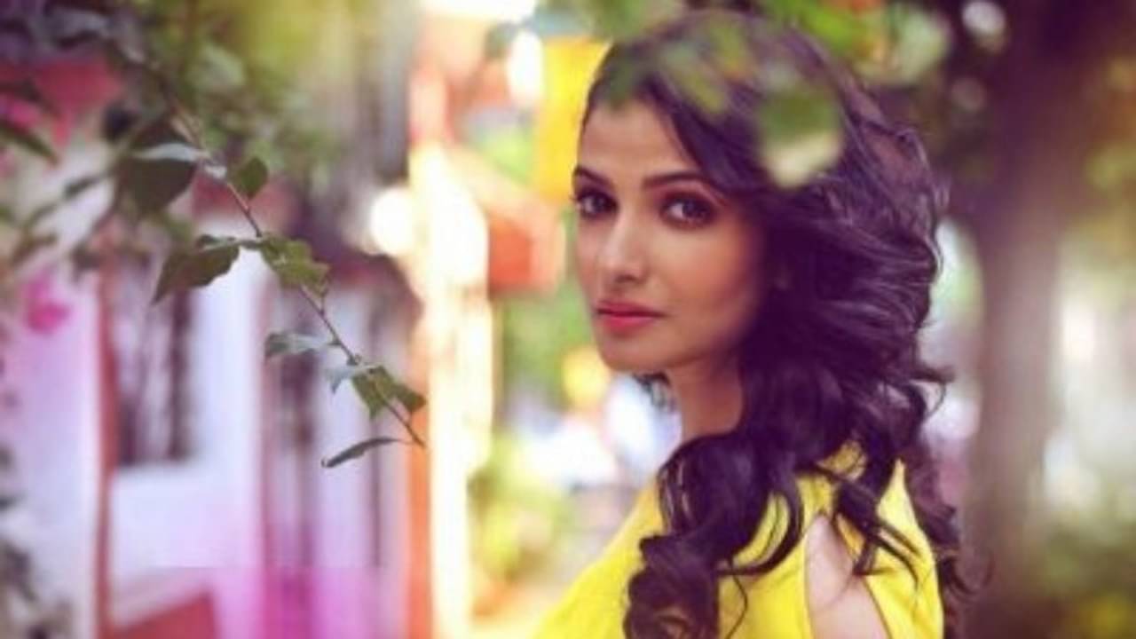 Tanusree Chakraborty: মনের মানুষের অপেক্ষায় তনুশ্রী! আয়নার কাছে খোঁজ নিলেন তাঁর