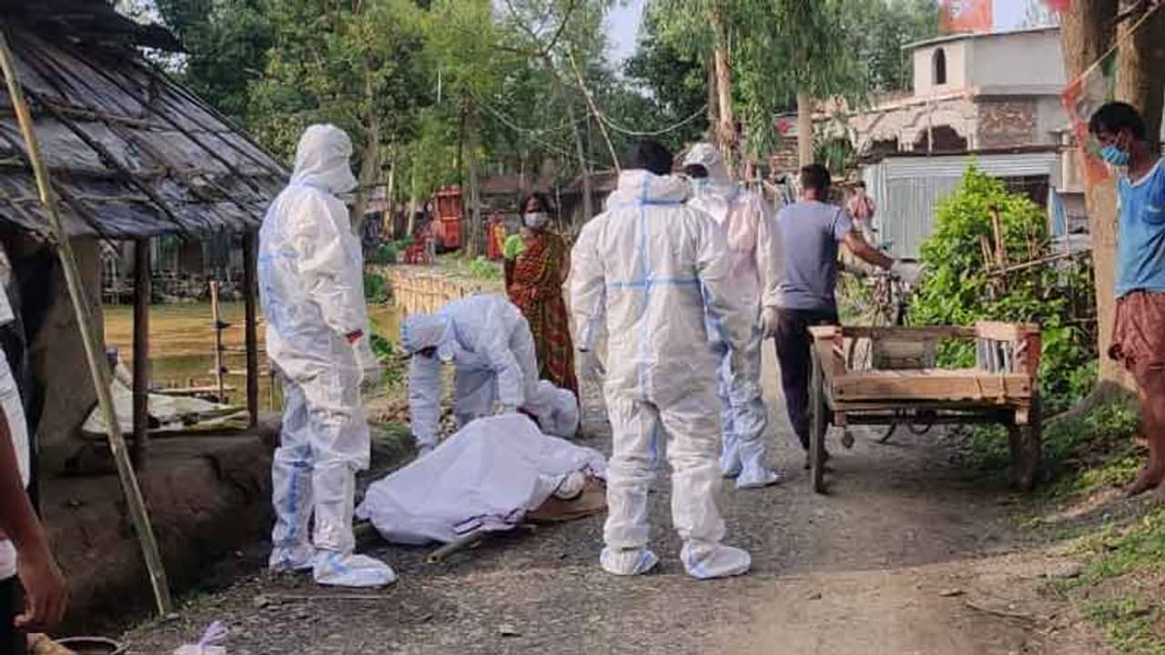 রাজনীতির ঊর্ধ্বে মানবিকতা, পিপিই কিট পরে সহায়হীন বৃদ্ধের সৎকারে স্থানীয় তৃণমূল নেতৃত্ব