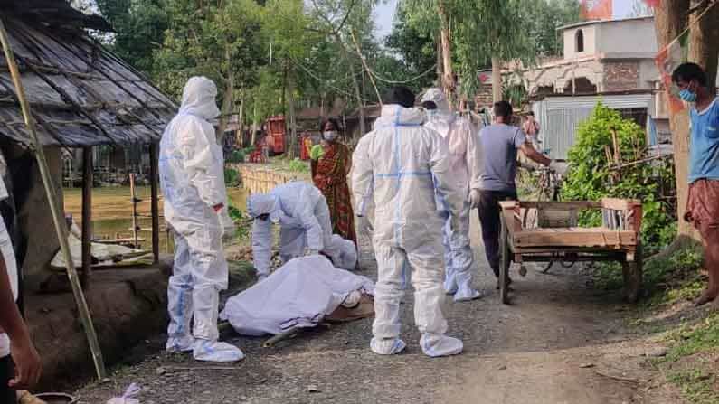 রাজনীতির ঊর্ধ্বে মানবিকতা, পিপিই কিট পরে সহায়হীন বৃদ্ধের সৎকারে স্থানীয় তৃণমূল নেতৃত্ব রাজনীতির ঊর্ধ্বে মানবিকতা, পিপিই কিট পরে সহায়হীন বৃদ্ধের সৎকারে স্থানীয় তৃণমূল নেতৃত্ব