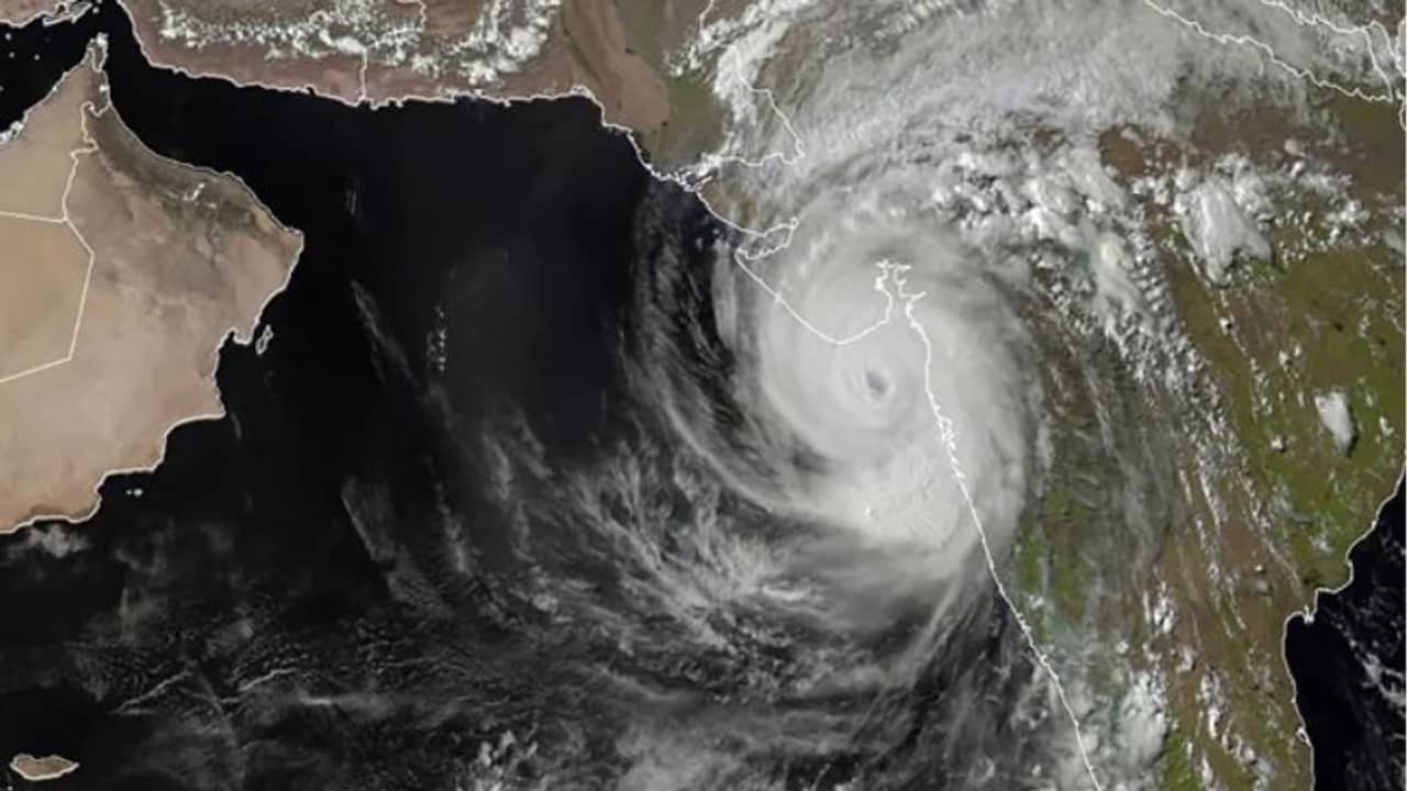 Cyclone Tauktae Updates: গুজরাটের উপকূলে আছড়ে পড়ল তাউটে, শুরু তাণ্ডব, বাড়ছে মৃতের সংখ্যা