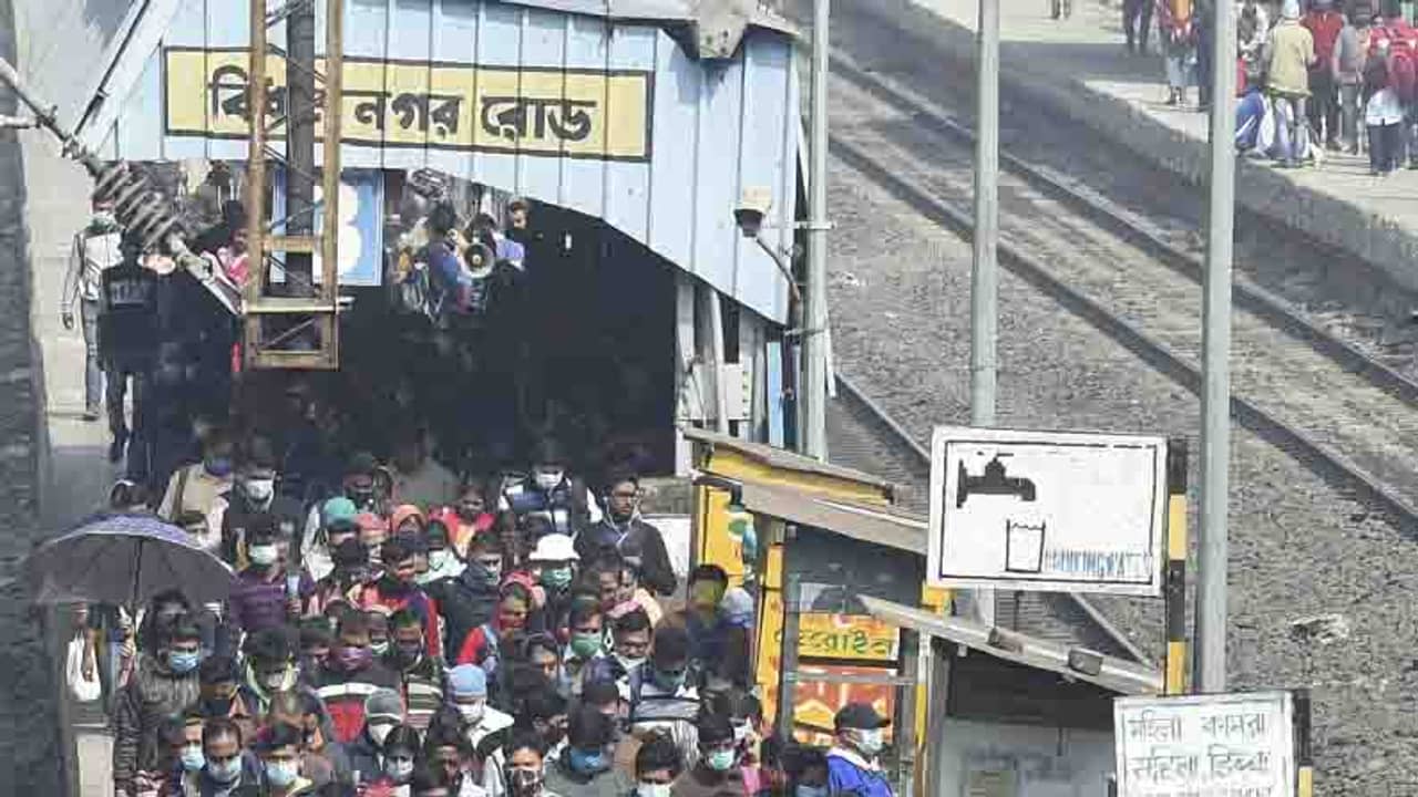 শিয়ালদা-হাওড়ায় করোনা আক্রান্ত প্রায় ১৩৫০ রেল কর্মী, বাতিল একগুচ্ছ ট্রেন