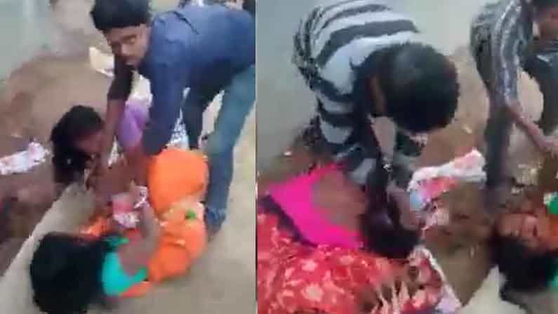 তিন মহিলাকে রাস্তায় ফেলে চুলের মুঠি ধরে পেটাচ্ছে দুই যুবক! বুধবারই রাজ্যে আসছে জাতীয় মহিলা কমিশনের দল তিন মহিলাকে রাস্তায় ফেলে চুলের মুঠি ধরে পেটাচ্ছে দুই যুবক! বুধবারই রাজ্যে আসছে জাতীয় মহিলা কমিশনের দল