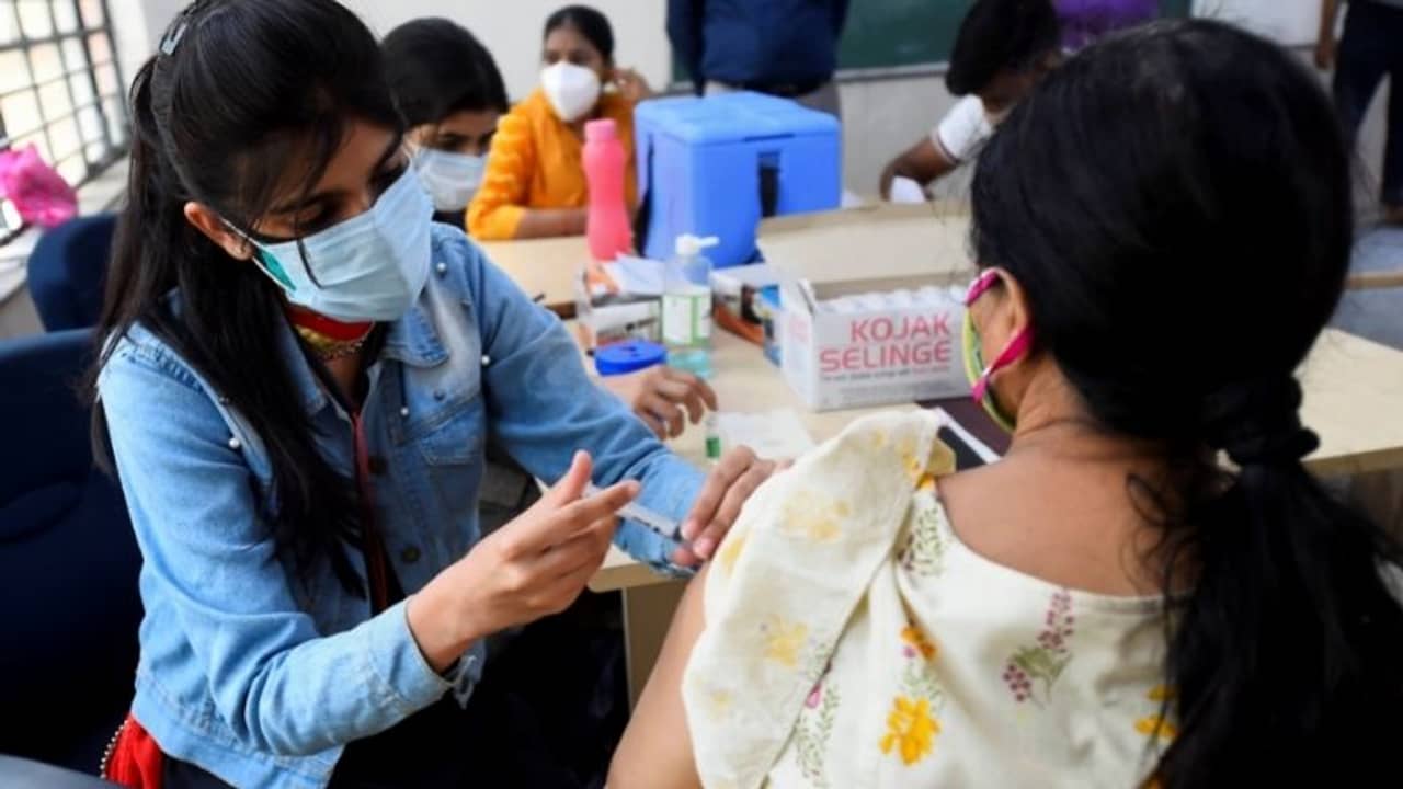 অফিসেই টিকা পাবেন কর্মচারীর পরিবারের সদস্যরা, নয়া নির্দেশিকা কেন্দ্রের