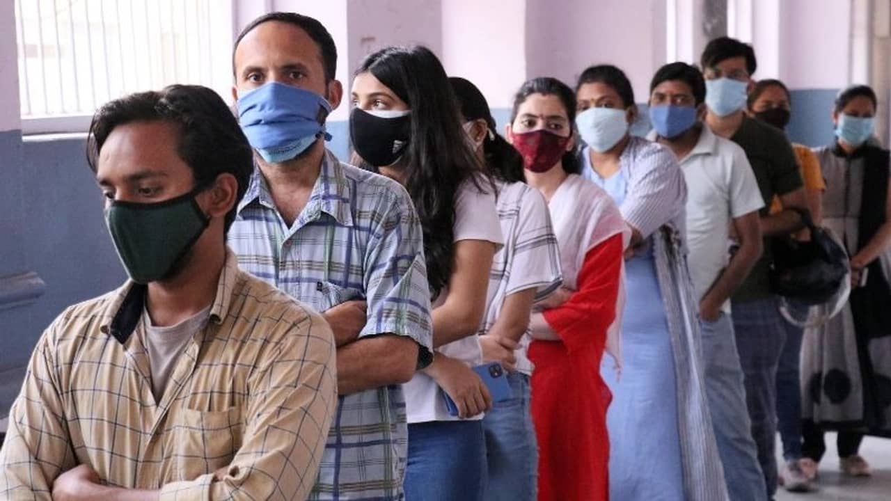 প্রথম ডোজ় হিসাবে নেওয়া যাবে না কোভ্যাক্সিন, ১৮ উর্ধ্বদের টিকাকরণে নয়া নিয়ম রাজধানীতে