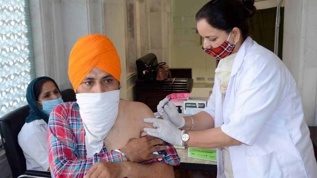 একাই একশো কোভিশিল্ডের ১ ডোজ়? কতটা সফল ভ্যাকসিনের সংমিশ্রণ, পরীক্ষা করে দেখবে কেন্দ্র