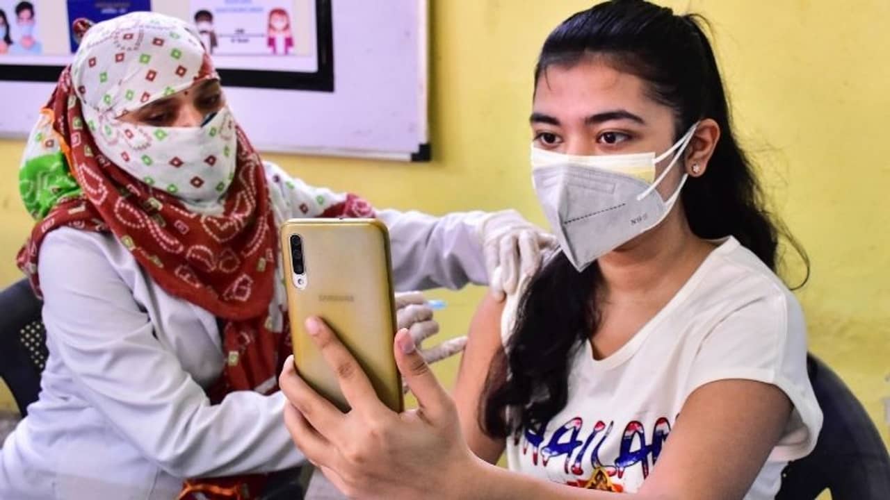 মৃত্যু পর্যন্ত হচ্ছে ১৮ থেকে ৪৪ বছর বয়সীদের, টাকা নিয়ে ভ্যাকসিন দেওয়ার পলিসির কড়া সমালোচনা সুপ্রিম কোর্টের