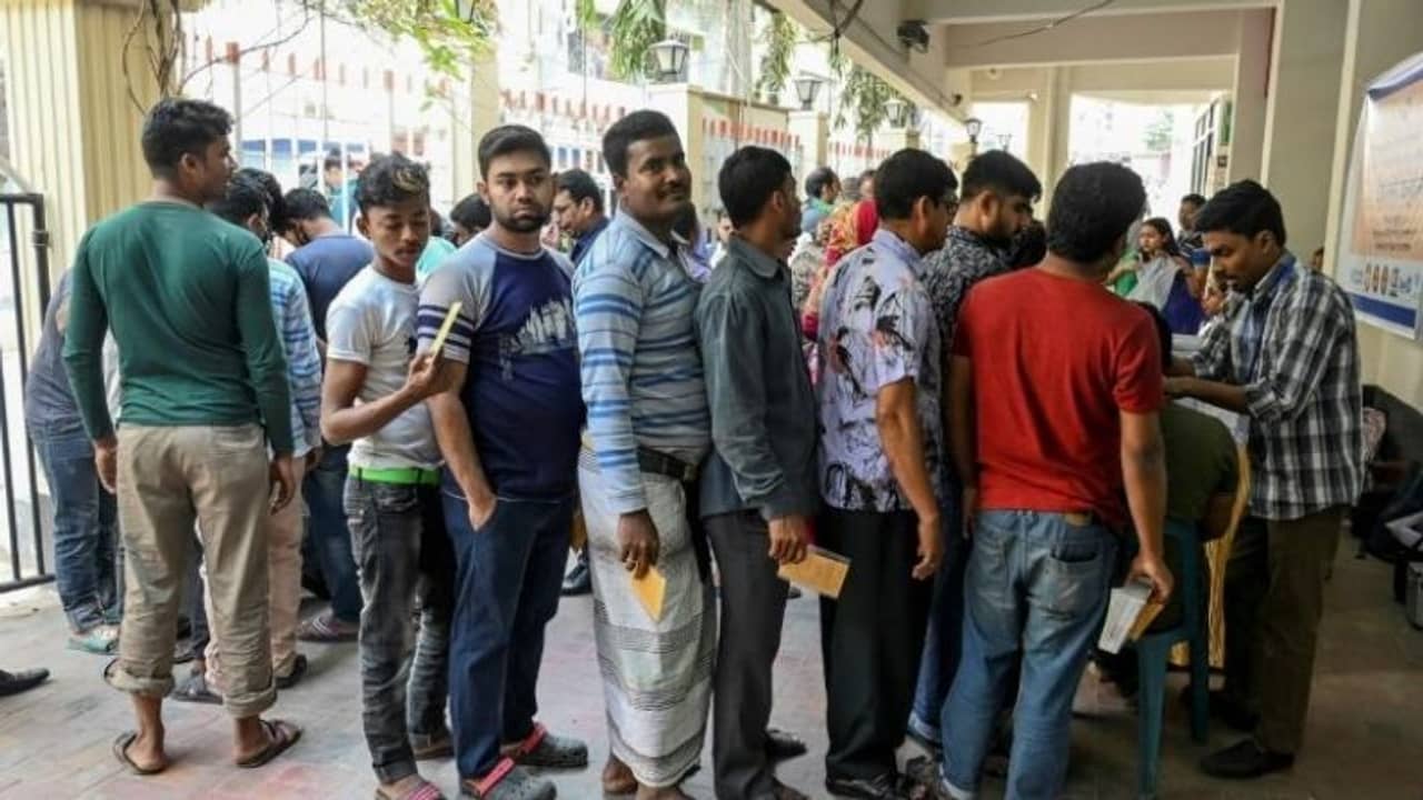 ভারতেই আটকে কোভিশিল্ডের টিকা, দ্বিতীয় ডোজ়ের খোঁজে হন্যে হয়ে ঘুরছেন ৭০ হাজার টিকাপ্রাপক