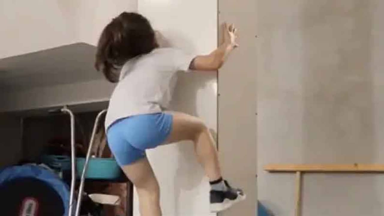 এ যেন স্পাইডার ম্যান! তরতর করে পিলার বেয়ে উঠে পড়েছে একরত্তি, দেখুন ছোট্ট ছেলের ভাইরাল ভিডিয়ো