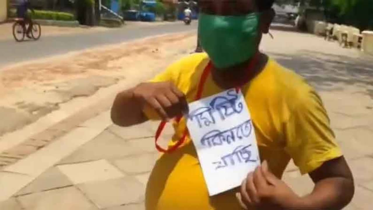 বাঙালির মিষ্টি প্রেম, লকডাউনের ভরদুপুরে মিষ্টি কিনতে বেরিয়ে পুলিশের ধমক খেলেন যুবক