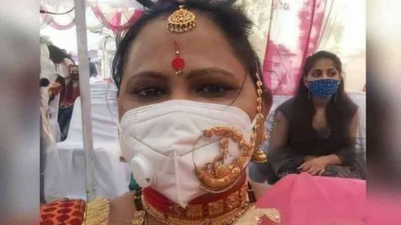 মাস্কের উপর দিয়েই নথ পরে সেজেছেন মহিলা! ছবি ভাইরাল টুইটারে