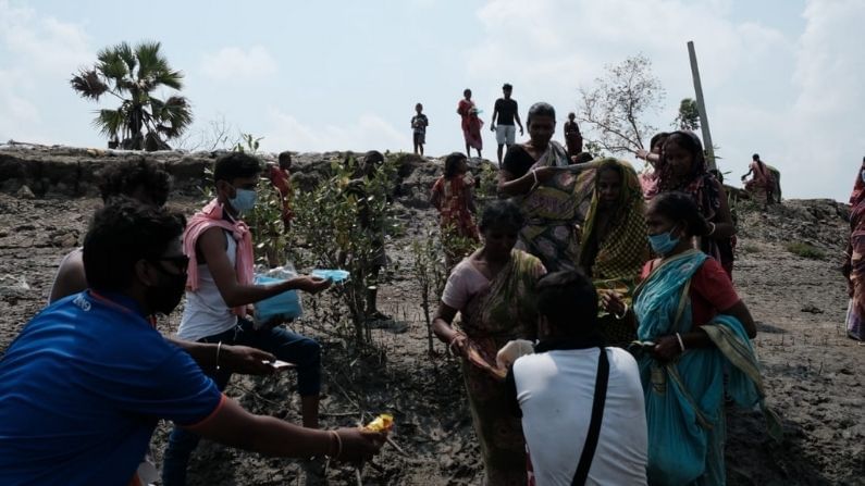 সুন্দরবন এলাকার মানুষের পাশে দাঁড়াল মোহনবাগানের ফ্যান ক্লাব বেলেঘাটা মেরিনার্স।