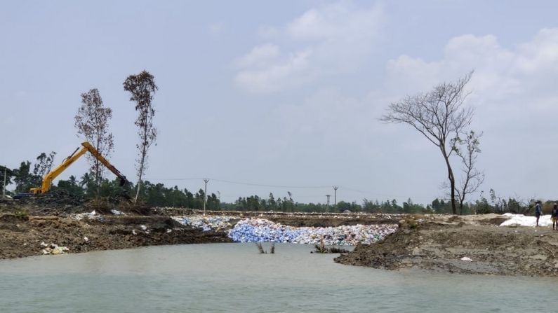 বিশ্ব পরিবেশ দিবসে বিপর্যস্ত মানুষের হাতে খাদ্যসামগ্রী তুলে দেয় বেলেঘাটা মেরিনার্স।