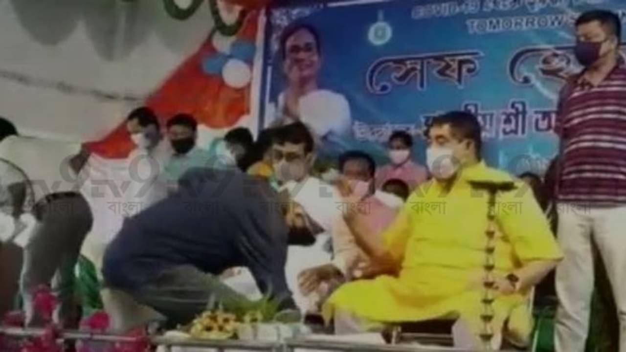 মহামানব অনুব্রত! পায়ে হাত দিয়ে প্রণাম করলেন বিডিও, ভাল ছেলে প্রশস্তি কেষ্টর