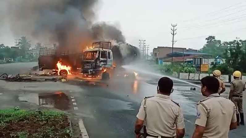 সাইকেল আরোহীকে বাঁচাতে গিয়ে গ্যাসের ট্যাঙ্কারে ধাক্কা গাড়ির! ঝলসে মৃত্যু চালক-সহ ৩ জনের