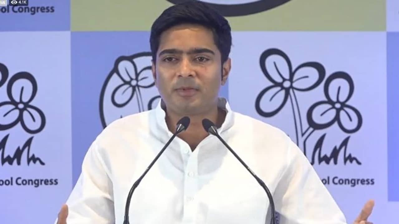 বিজেপি কর্মীকে ভ্যাকসিন না দেওয়ায় নিজের কর্মীকে শো-কজ অভিষেকের