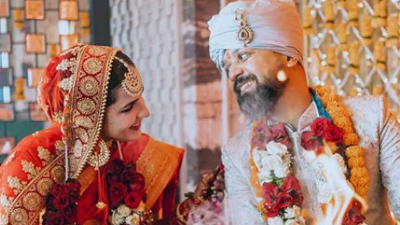 পরিচালক এবং অভিনেত্রীর গোপনে বিয়ে, অবশেষে প্রকাশ্যে ছবি