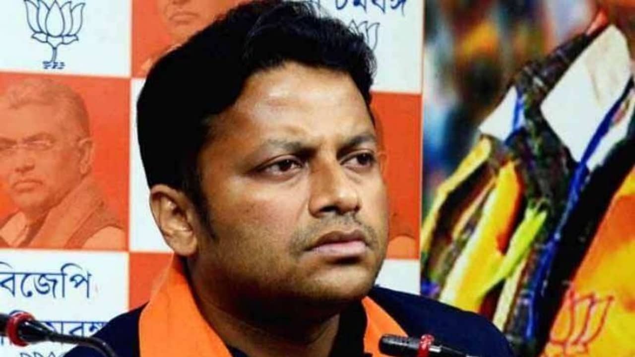 চাটার্ড ফ্লাইটের একজন রয়্যাল প্যাসেঞ্জার অন্য দেশে ল্যান্ড করেছেন, বাকিদের খুঁজছেন অনুপম