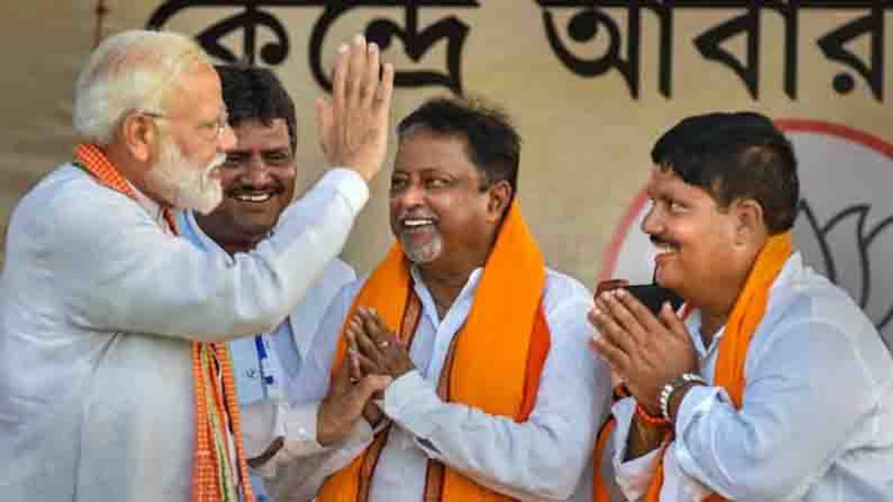 রায় বাবু ও ব্যানার্জি পরিবারের দূরত্ব কমছে? মুকুল-অভিষেক ঘনিষ্ঠতা নিয়ে বিস্ফোরক অর্জুন