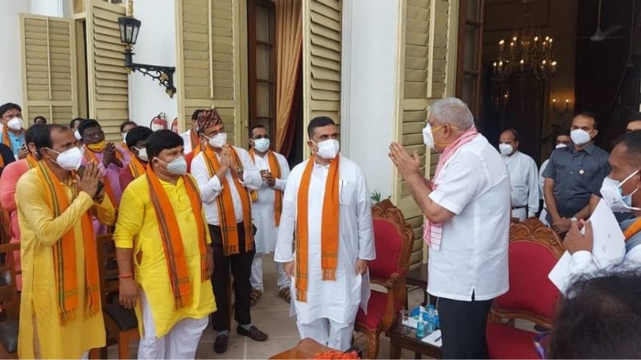 রাজভবনের বারান্দায় রোদ্দুর দেখছেন রাজ্যপাল, শুভেন্দু-ধনখড় বৈঠক নিয়ে কটাক্ষ তৃণমূলের