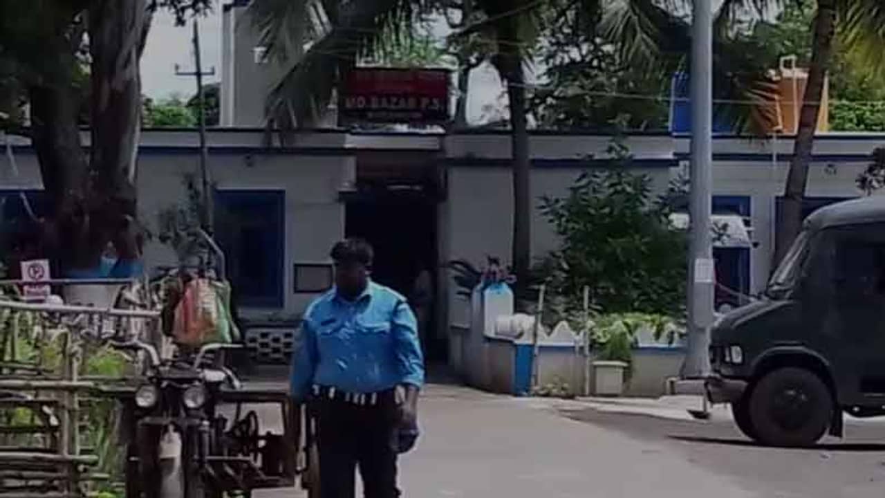 ব্যাগে ভর্তি বিপুল পরিমাণ অত্যাধুনিক অস্ত্র! হাতে নিয়ে স্মার্টলি হেঁটে যাচ্ছিল সে...