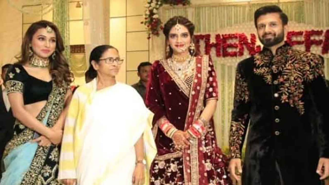 বিয়েই হয়নি অথচ নেমন্তন্ন খেলেন মুখ্যমন্ত্রী! নুসরতের বিবাহ বিভ্রাটে সরগরম রাজনীতি
