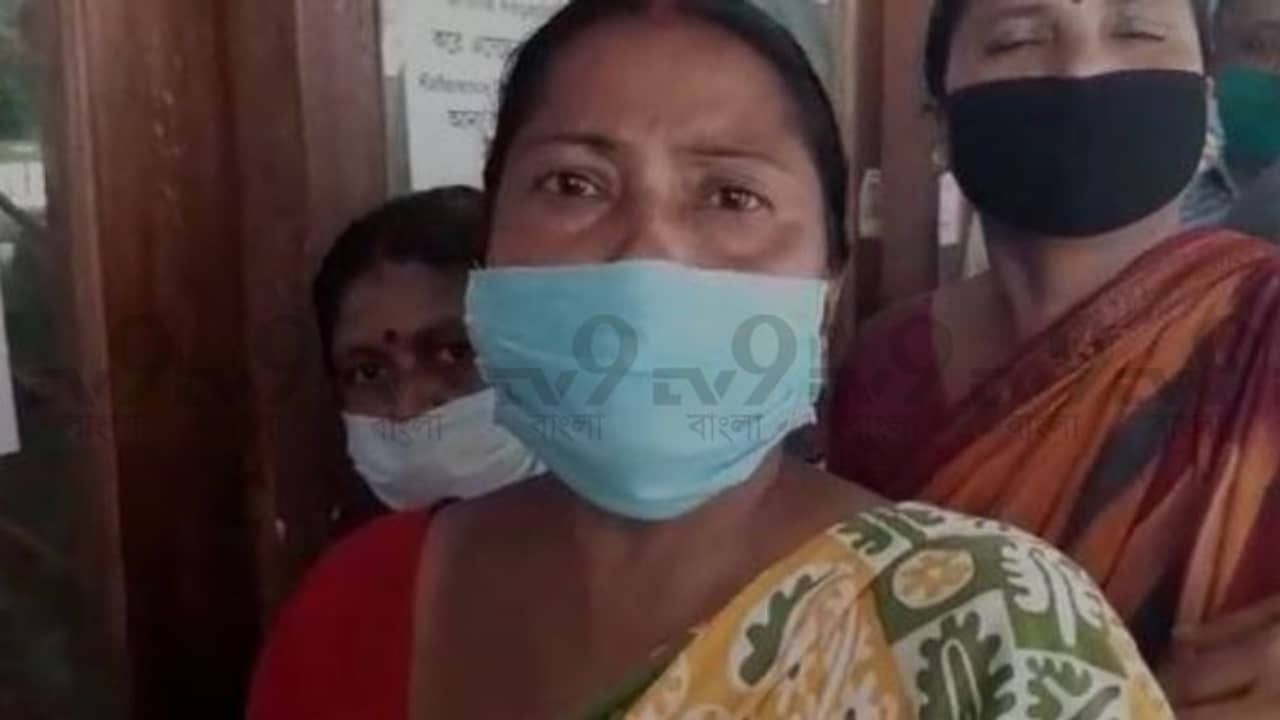 আজ ভ্যাক্সিন নিয়েই যাব, কুপন কম বিলি করা নিয়ে বিক্ষোভ টিকাপ্রাপকদের, উত্তেজনা জলপাইগুড়ি ফার্মেসি কলেজে
