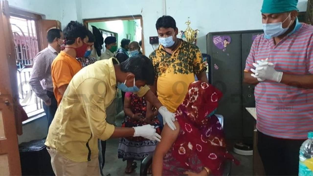 বিকল্প কী! পেশায় টান, নেই কাস্টমার, টিকা পেয়েও অখুশি যৌনকর্মীরা