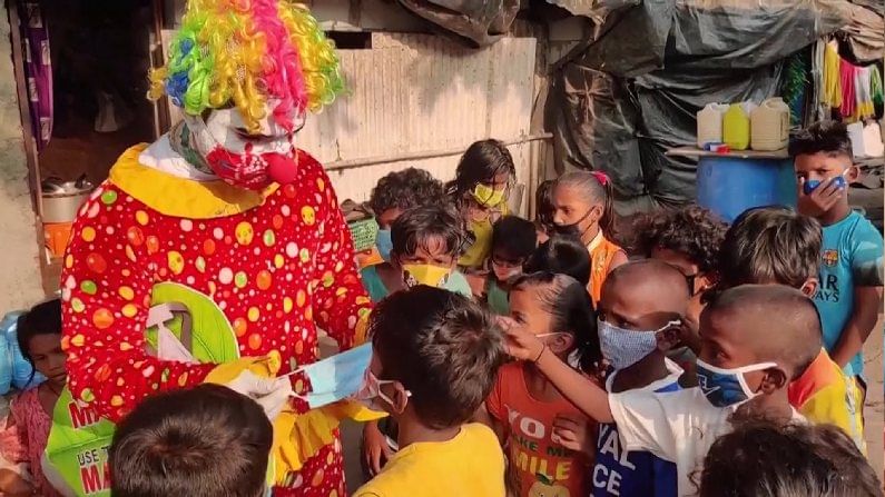 করোনার সুরক্ষাবিধির পাঠ দিতে এগিয়ে এল জোকার, ভিড় বাড়াচ্ছে খুদেরা করোনার সুরক্ষাবিধির পাঠ দিতে এগিয়ে এল জোকার, ভিড় বাড়াচ্ছে খুদেরা