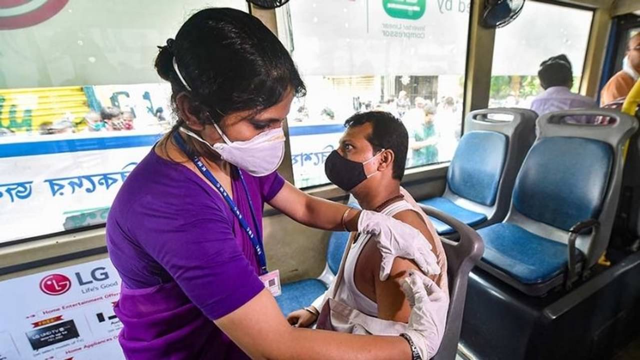 ৩৪ দিন পর রাজ্যের দৈনিক মৃত্যু নামল ১০০-র নীচে, আক্রান্ত সাড়ে ৫ হাজারের কম