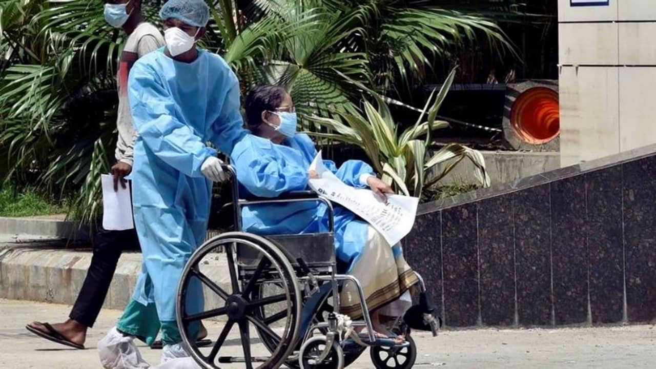 টেস্ট বাড়লেও কমছে সংক্রণের হার, রাজ্যে করোনার গ্রাফ নিম্নমুখী, সক্রিয় আক্রান্ত ৭০ হাজার